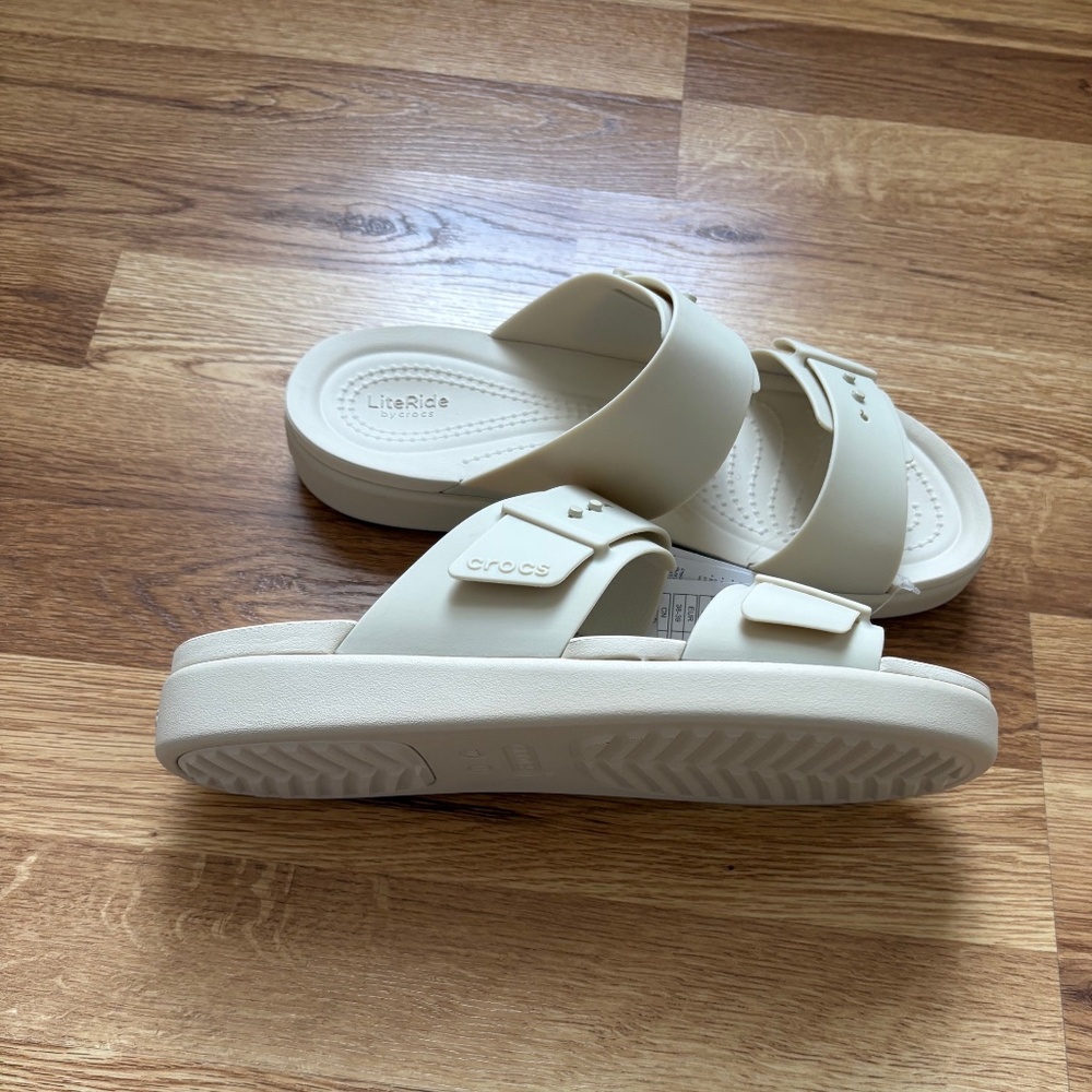 NWT CROCS Women’s Brooklyn Buckle Low Low Sandals